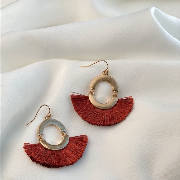 TASSEL EARRING - Picture 7 of 8